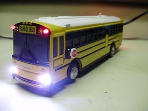 Austin's custom THOMAS SAF-T -LINER HDX diecast school bus model w/ working lights