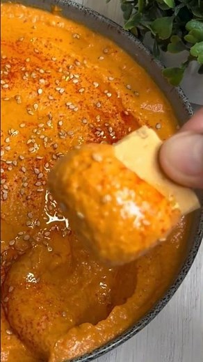 Homemade Chickpea Hummus: Delicious, creamy, and super easy to make! #homemaderecipes