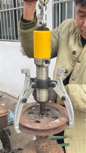 Hydraulic gear or bearing puller, typically automobile repair for removing press-fitted components