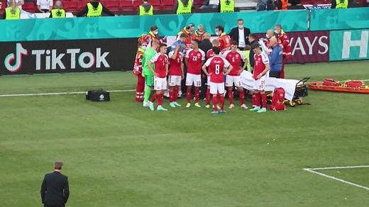 "Er fällt einfach um" - Däne Eriksen kollabiert in EM-Spiel - Zustand stabil