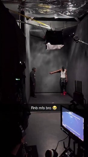 🫣👀🕺🏾 Jealous of the Moon out everywhere Shoutout @usher | JD McCrary