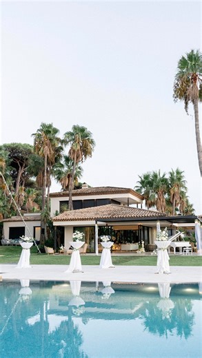 Sabrina | Wedding Designer & Floral Designer on Instagram: "Flash-back 🥹 Petit aperçu d’un mur végétalisé que j’ai créé pour un mariage. 🌿 Je l’ai pensé pour personnaliser l’espace et apporter une vraie ambiance. ✨ J’adore ❤️ quand les mariés ont des idées précises, parce que oui… on peut vraiment tout faire. Vous validez l’idée ? 🫠 #mariage #weddingdesigner #fleuristemariage #fleuriste #mariage2025"
