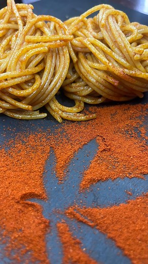 Vincenzo & Carlotta on Instagram: "INFUSED PASTA AGLIO OLIO & PEPERONCINO DOLCE🧄🌶️ #pasta #garlic #food #cooking #couple #chill #goodvibes"