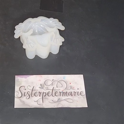 Cute little clear frog with pearls https://sisterpetermarie.etsy.com #fyptiktok #sisterpetermarie #frog #fypシ #resinart #resin #fypシ゚viral | Pinny Bruce | Facebook