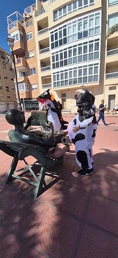 charizard y vaca contra la estatua