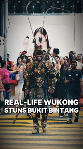 A real-life Sun Wukong was spotted walking through Bukit Bintang, Kuala Lumpur! 25-year-old cosplayer Hong Lei from Shaanxi, China, brings Black Myth: Wukong to life with stunning, culturally inspired cosplay. Standing at 190cm, he leads the “Great Sage Heavens Group” and has 166K followers on Douyin, drawing attention both online and worldwide. More than just cosplay, he promotes Chinese culture and connects with fans globally, turning the streets of KL into a stage for the legendary Monkey Kin