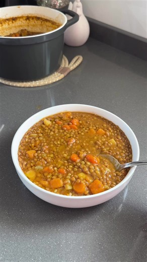 🍂 Zuppa di lenticchie, patate e verdure Calda, avvolgente e ricca di sapore. Una ricetta semplice e genuina, perfetta per le giornate d’autunno. 🥣🤎 🌿 Ingredienti ⬇️ * 200 g di lenticchie * 2 patate * 1 patata dolce * 1 cipolla * 1 gambo di sedano * 1 carota * 2 spicchi d’aglio interi * 1 rametto di timo fresco * 1 cucchiaio di concentrato di pomodoro * Brodo vegetale q.b. * Sale e pepe q.b. * Olio extravergine d’oliva 🌿 Procedimento In una pentola fai soffriggere cipolla, sedano, carota, ag
