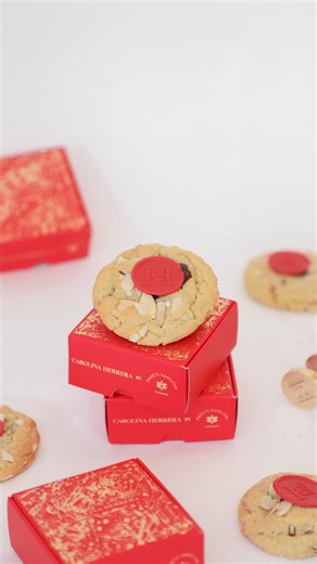 Teresita Hamilton M. on Instagram: "@carolinaherrera me invitó a participar de su Navidad este año, con una edición limitada de nuestras sweet cookies. El desafío fue integrar ingredientes característicos de su fragancia Good Girl, como las almendras y el chocolate. . Esta ha sido una de las colaboraciones mas inspiradoras que he hecho, desafiante, con atención a los detalles. Nuestra Cookie está hecha de harina de almendras, relleno de ganache de chocolate belga 54% cacao y crocante de almendra