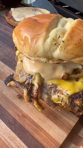 Smash Burgers on the griddle never disappoint!🔥 Recipe 1 lb ground beef Kinder’s Caramelized Onion Burger Seasoning Yellow mustard Sliced onions Buns Cheese Burger sauce - 1/2 cup ketchup, 1/4 cup mayo, 1/8 cup mustard, 2 TBSP sweet relish Steps -form ground beef into 3oz balls -lay out sliced onions on the griddle -smash ground beef into onions -brush yellow mustard over ground beef patties -season with caramelized onion seasoning -flip burgers -toast buns -make burger sauce by mixing together