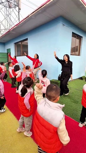 园长和孩子们一起来跳课间操，满满的活力，健康、快乐跳出来#幼儿教育 #幼儿园里欢乐多 #舞蹈#幼儿园#大家一起来