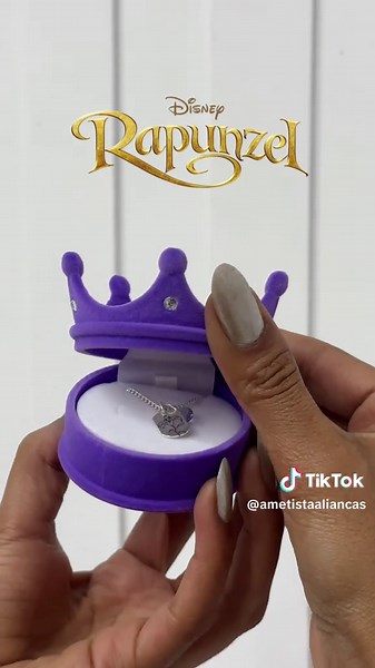 O presente ideal para sua princesa da vida real !!👑💜🍳 Colar Rapunzel em prata 925✅ #rapunzel #colarrapunzel #colardasprincesas #joiasdarapunzel #joaisdasprincesas Acesse nosso site: Www.ametistaaliancas.com.br
