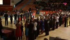 Bellísimo aurresku, cantado por la maravillosa Alaitz Ormazabal, en lugar de tocado el txistu... y bailado por el excelente bailarín Iker Murillo Aquí la letra: Maitia, pozez agurtzen det zure etorrera, nere bihotza pil pil aurkitzen da zu ikustean, zoriontsu eta maiteki, dantzatuko det agurrik goxo eta ederrena. (bis) Murrixkak eta lauarinak, dira bihotzez zuretzat eginak, nere oinak nahi lukete, dantzik ederrena ongi bete, zuretzat nere maite polit paregabea, sutagar, maitasunez natorkizu eske