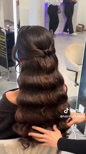 Elegante Hochsteckfrisuren für Hochzeiten & Anlässe