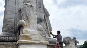 Crews begin clean-up of Union Station's Columbus Circle after Netanyahu protests