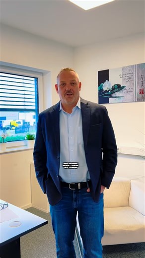 Logistik verändert sich schneller, als ein Container entladen ist 😅🔥 ⠀ Heute ist Frag doch mal Chef Freitag, und die Frage lautet: ⠀ Welche Fähigkeit in der Logistik wird in den nächsten 3 Jahren am wichtigsten sein? ⠀ Alex erklärt es wie immer einfach und unkompliziert ⠀ Wie seht ihr das? Welche Fähigkeit wird in Zukunft entscheidend sein? ⠀ #Disposition #LKWfahrer #Transportplanung #Überseecontainer #FutureLogistics ⠀ Containerlogistik | Containertransport | Hafenlogistik | Export Import Con