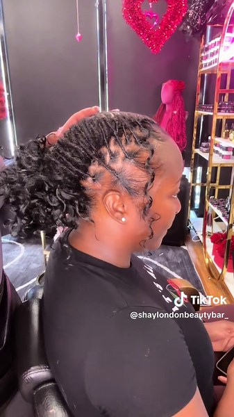 I know having short Locs can feel fustratinh , so here’s a quick style you can try ! 🌸 𝐅𝐨𝐫 𝐑𝐞𝐭𝐰𝐢𝐬𝐭, 𝐋𝐨𝐜 𝐑𝐞𝐩𝐚𝐢𝐫𝐬, 𝐅𝐚𝐮𝐱 𝐋𝐨𝐜 𝐈𝐧𝐬𝐭𝐚𝐥𝐥 , 𝐓𝐨𝐮𝐜𝐡 𝐔𝐩𝐬 & 𝐑𝐞𝐦𝐨𝐯𝐚𝐥 𝐀𝐩𝐩𝐨𝐢𝐧𝐭𝐦𝐞𝐧𝐭𝐬- Click “Book Appointment” in the link in bio✨ 🌸 𝐋𝐨𝐜 𝐄𝐱𝐭𝐞𝐧𝐬𝐢𝐨𝐧 𝐈𝐧𝐬𝐭𝐚𝐥𝐥𝐬- Text (929)-484-6072 for Human Loc Extension install Inquiry. 🌸 𝐏𝐮𝐫𝐜𝐡𝐚𝐬𝐞 𝐋𝐨𝐜 𝐄𝐱𝐭𝐞𝐧𝐬𝐢𝐨𝐧𝐬: Loc Extensions are available on our website & IN STORE ! 📍Brooklyn, N