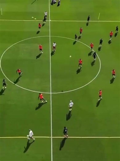 姆巴佩#mbappe 结束休假回归皇马，首堂训练课上演精彩凌空侧钩破门 #fifa #football 【欢迎订阅咪咕体育 MIGU Sports频道】