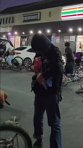 Teen flash mob robs 7-Eleven in Los Angeles, California