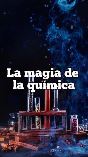 Conocer on Instagram: "¡La magia de la química! La cristalización del acetato de sodio en una disolución sobresaturada ocurre cuando la concentración de acetato de sodio en la solución supera su punto de saturación. Al introducir un desencadenante, como acetato de sodio sólido, se inicia la formación de cristales, ya que proporciona puntos de partida para que las moléculas se organicen en una estructura cristalina, liberando el exceso de soluto de la solución. Este proceso es conocido como nucle