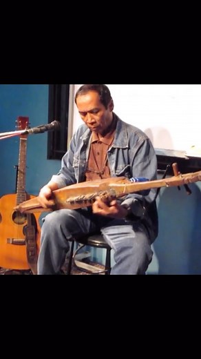 SOUNDHUNTER on Instagram: "KUDYAPI 🇵🇭 Il Kudyapi, noto anche come kutiyapi, è un liuto a due corde dalla forma simile a una barca, originario delle Filippine. Il nome varia leggermente a seconda della regione in cui viene suonato. È lungo circa 120-180 cm e possiede nove tasti realizzati in cera d’api indurita. È ricavato da legno tenero, come quello dell’albero di jackfruit. Tra i Maguindanao, il kudyapi è l’unico strumento a corde, mentre presso altri gruppi, come i Manobo e i Maranao, è uno