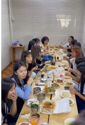 ပညာရှာဖွေတဲ့အခါ ကြိုးစားသင်ယူခြင်းအပြင် ပျော်ရွှင်ခြင်းကိုလဲမေ့ထားလို့မရပါဘူး ၊ ဒါကြောင့် ဒီနေ့မှာတော့ 徐娇老师 အတန်းရဲ့ ပျော်ရွှင်ကြည်နူးဖွယ်ရာ အချိန်လေးကို မျှဝေပေးလိုက်ပါတယ်။#gesctamwe #welovegesc #mygescmoments #GESCAI