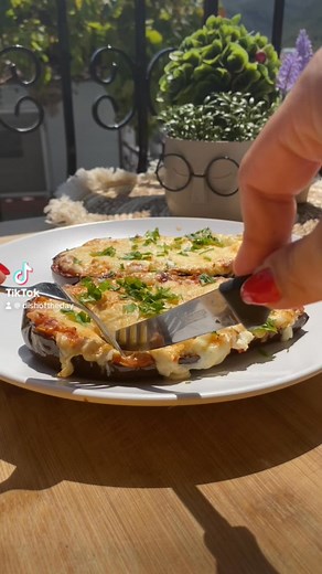 Μελιτζάνες γεμιστές με σάλτσα κ τυρί 🧀 #πιατοημερας #μελιτζανες #σαλτσα | Dish of the day•Πιάτο ημέρας