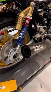 Steve has the ELR running again with some really great mods. . Still needs a bit of fine tuning but this is my favorite ELR we have seen so far. Built by Steve Willgoose in Canada originally and sold by Iconic, the new owner had us do some work on it….had it in storage (as he was super busy with work) and now he’s ready to ride it so it’s getting some carb work once again. . Love the S1 Tribute styling on this one although we played hell finding replacement seals for the calipers when they were 