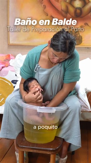 Ruruchay Casa de Nacimientos on Instagram: "Bañamos al bebé no por un tema de limpieza, sino para recordarle la vida intrauterina, el hogar que ha sido suyo por 9 meses. Bañar al bebé es un ritual, una oportunidad de conexión profunda entre el bebé y el padre, un encuentro entre el bebé y el agua. En este taller aprenderemos: 🌿 Temperatura ideal del agua 🌿 Importancia de la lactancia previa 🌿 Cuidados del entorno 🌿 Cómo acompañar emocional y energéticamente al bebé 🌿 Caricias auténticas en