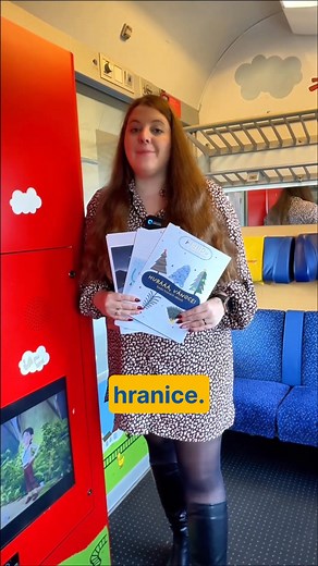 Jak zabavit děti na cestách? 🚂🚌 Na vybraných pobočkách nebo přímo ve vlaku teď k jízdence s dětským pasažérem dostanete omalovánku vlaku nebo autobusu, která je zároveň pohlednicí. ✏️💌 Stačí říct palubnímu personálu nebo prodejci tajný kód ✨Fidlidu.✨ Na pobočkách je můžete získat už teď, ve vlacích budou omalovánky k dispozici od čtvrtka 23. 10. 2025, a to pouze v dálkových spojích. Každý spoj jich však má jen omezený počet, takže se svezte co nejdříve a užijte si zábavu na cestě! Vybrané pob