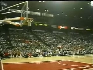 41 anni fa, a Denver, andava in scena uno degli “Slam Dunk Contest” più belli della storia. Solo per citare alcuni nomi: - Julius Erving; - Larry Nance; - Clyde Drexler; - Dominique Wilkins. A vincere fu Larry Nance, superando in finale Dr. J. #Lapaginadelcestista | La Pagina del Cestista