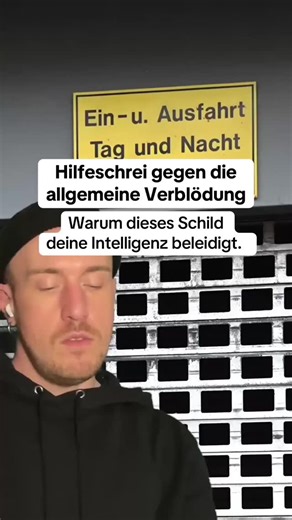 Frediesdas on Instagram: "Es ist faszinierend, wie wir den öffentlichen Raum mit Redundanz fluten. „Tag und Nacht“ – als gäbe es eine dritte, geheime Zwischenzeit, in der das Parken vor dem Tor plötzlich statthaft wäre. Wir füttern das Gehirn mit Informationen, die es längst besitzen sollte. Gutes Design und klare Sprache brauchen keinen Erklärbär-Modus. Ein starkes „Freihalten“ reicht völlig aus, sofern man nicht jede Hoffnung auf kognitive Restbestände verloren hat. #Kommunikationsdesign #Desi