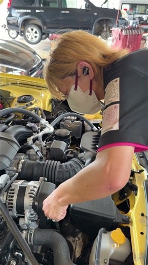 【女性整備士】黄色いボクサーエンジンのオイルチェック🔧✨