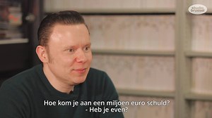 "Op een bepaald moment hadden wij een miljoen euro schulden." Bekijk het volledige interview met Alex Callier van Hooverphonic in de Keek op Eigen Kweek, waarin Stijn Van de Voorde met verschillende Belgische muzikanten praat: http://bit.ly/2nYCcyo | Studio Brussel
