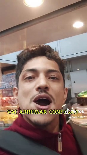 Fui trocar a nota de 200,00 e não avisaram que estavam sem troco e atenderam a gente normalmente (Eu e um colega). Foram consumidos 2 salgados e um suco, totalizando o valor de 27,50 Na hora de passar o troco o moço do caixa falou de forma normal, sem nenhuma ignorância, que não tinham troco. Ao invés dessa moça que se diz