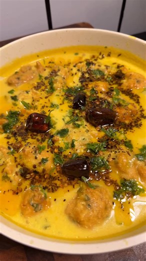 Ruqayya on Instagram: "Kadi pakoda Ingredients: Garli 10-12 cloves Green chili 4-5 Cumin 1 tsp Curd 2 cups Basan 1/2 cup Salt 1 tsp Turmeric powder 1 tsp Chili powder 1 tsp Water 2 cups Curry leave Coriander leaves For pakoda- Chopped onion 1 large Chopped green chili 2 Coriander leaves Salt 1 tsp Cumin powder 1 tsp Crushed chili 1 tsp Pich of soda Basan 1 cup Oil for frying For kadka- Oil 1 tbsp Dry chili 1-3 Coriander seeds 1 tsp Cumin seeds 1 tsp Mustard seeds 1 tsp #kadi #kadipakoda #kadicha