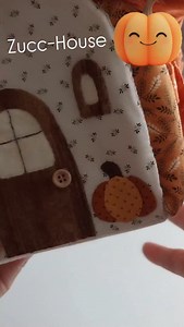 3.1K reactions · 322 shares | Zucc-House 殺殺 un conteniore ispirato all autonno e da i colori caldi Il cartamodello è già disponibile sul nostro shop ...e presto anche il tutorial! Continua a seguire il Laboratorio ❤️❤️#illaboratoriodelleideedicarla #cucitocreativo #tessutiamericani #patchwork #handmade #cartamodelli | Il laboratorio delle idee di Carla | Facebook