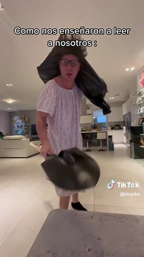 - Còmo se llamaba ese librito en tu pais ? 😂 #humor #bromas #cafe #series