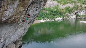 Chris Sharma deep water soloing on Pont d’Arc in Ardèche, France. 💪 🎥 Sharma Channel | Climbing Porn