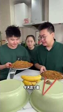 Anh trai ích kỷ muốn ăn hết xúc xích, mẹ cho thịt vào bát em trai, anh chẳng được gì.