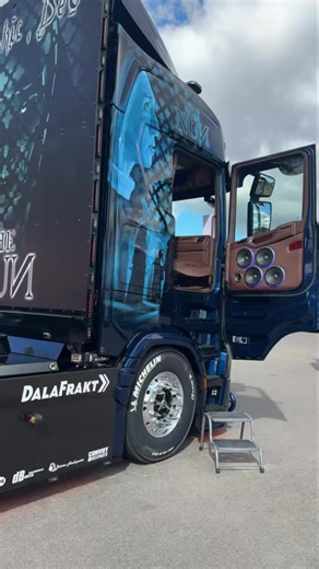 A sound system bigger than Glastonbury! Ear plugs needed! #scanıa #scania #scaniav8 #scaniatrucks #soundsystem #SoundSystemReady #soundsystemculture #auto #sounds #autosounds #sub #trucking #sounds #truckingsounds | Lee Elliott Truck Photography