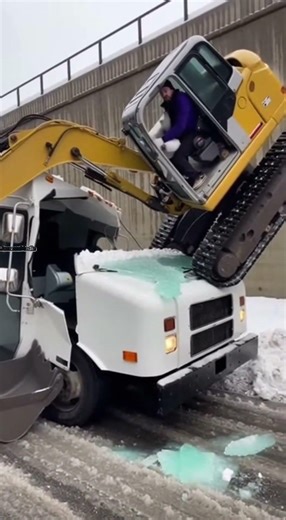 Out-of-Control Excavator Falls Onto FedEx Van in Snowy Street Incident 🚚❄️