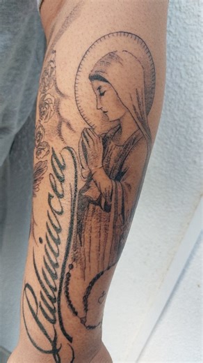 Galerie Chatnoir Iphygenie on Instagram: "Dans un monde où la vie est de plus en plus dur, croire apporte espoir, paix et lumière 🙏🏼 Projet personnel religieux inspiré d'icônes religieuses, ST Michel Archange et la vierge Marie. Fineline et ombrages uniquement #god #religion #tattoo #tatouage #stmichel"