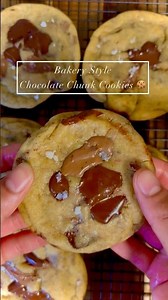 🍪 Bakery-Style Chocolate Chunk Cookies 🍪