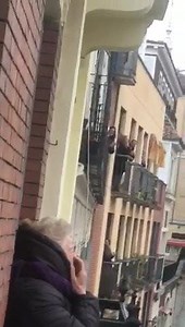 827K views · 5K reactions |  Lolita cumplía 89 años y los vecinos de su calle la felicitaron de esta manera tan bonita desde sus balcones.  Cuidar de nuestros mayores es lo más importante. Ahora, en cuarentena, y siempre.  Nosotros también aplaudimos a Lolita y a iniciativas como «Minutos en compañía», un teléfono para atender a mayores que están solos. Conoce aquí los detalles  bit.ly/telefonomayores : @auroracarbonell | Madrid Secreto | Facebook