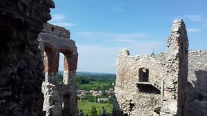 W ruinach Zamku Ogrodzieniec 🇵🇱 kręcono różne filmy, m.inn.: "Janosik", "Zemsta", sceny do serialu Netflixa "Wiedźmin"... | About Poland