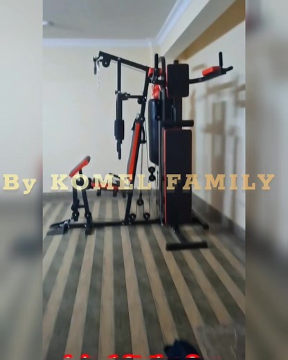 Video réelle Appareil de musculation multifonction complet, idéal pour un entraînement varié à domicile ou en salle de sport. Il comprend : Sac de frappe avec gants pour le cardio et la boxe Station à poulies haute et basse pour travailler le dos, les triceps et les biceps Banc inclinable pour les abdominaux Poste à biceps avec support rembourré Assise et dossier confortables pour un meilleur maintien Structure robuste et durable, adaptée à un usage intensif 0343738523 / 0348076889 | By KOMEL Fa