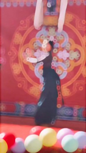 锅庄舞，又称“果卓”或“歌庄”，是藏族三大民间舞蹈之一。它起源于古代藏族的农耕文化，是丰收和喜庆的象征。在藏历新年期间，人们通过跳锅庄舞来祈求新的一年五谷丰登、家庭和睦、国泰民安#民族特色民族文化 #民族舞蹈舞出民族特色 #能歌善舞的民族 #锅庄舞 #非遗文化里的年味有多浓