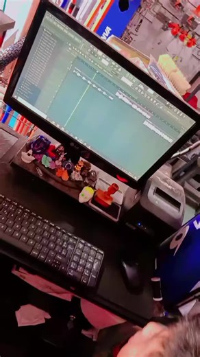 Un gran gusto ver trabajar a mi dos amores... Una canción de Akwid & Rolando Laserie (Soledad) #LIVEIncentiveProgram #LIVEStory #PaidPartnership #music #producer @Bella @AKWID OFFICIAL @Univision @HeadlinersStudios @hiphop @RAP @illicitstreet0 @FL Studio @BEATS