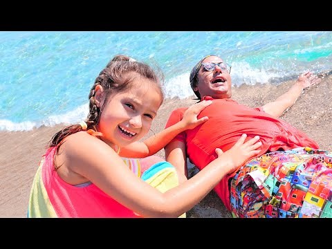 ¡Juegos en la playa para niños! Selin y sus moldes de arena. Juegos para niños