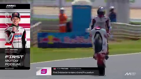 🚨 BREAKING: Veda Ega Pratama (17), bocah asli Gunungkidul mencatatkan rekor sebagai pembalap Indonesia PERTAMA dalam sejarah yang mampu naik podium di Grand Prix Moto3! 🇮🇩👏